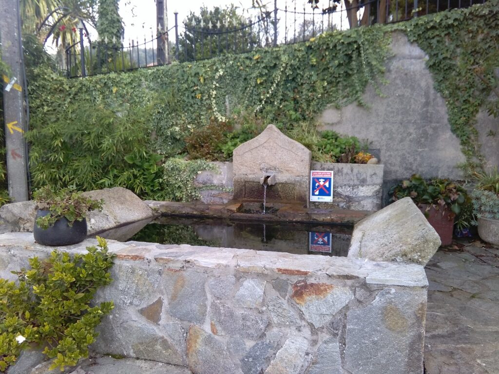 bron of fontein op dorpsplein in Portugal, historische sociale ontmoetingsplek en heeft als functie het wassen van kleiding